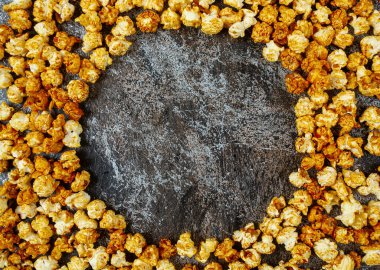 Metalik yüzeyde taze karamelleştirilmiş patlamış mısır.