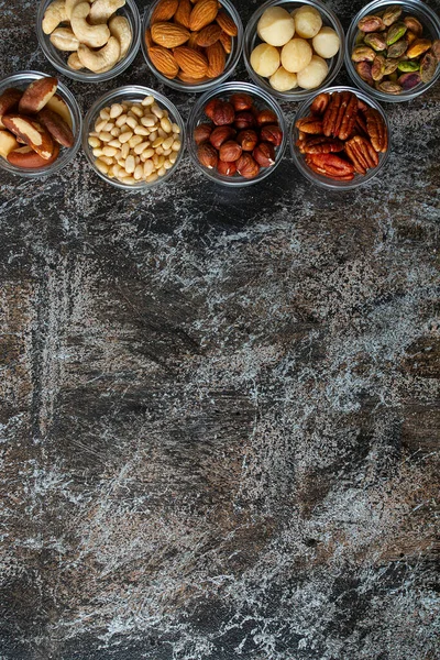 Taş yüzeyinde çeşitli fındık çeşitleri