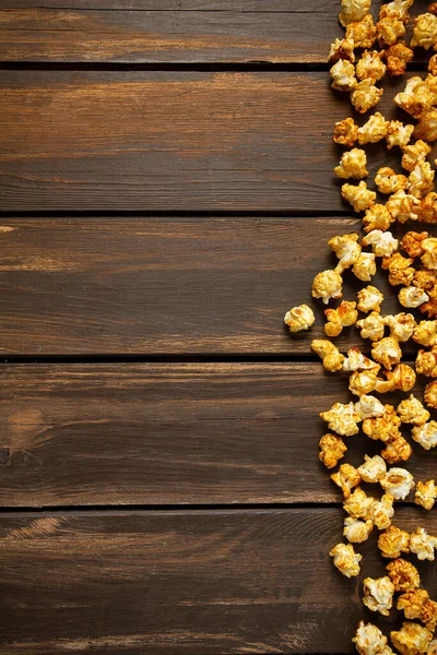 Karamelizovaný Popcorn Hnědém Dřevěném Povrchu — Stock fotografie