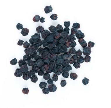 Beyaz arka planda izole edilmiş kurumuş yaban mersini, yakın plan, üst görünüm