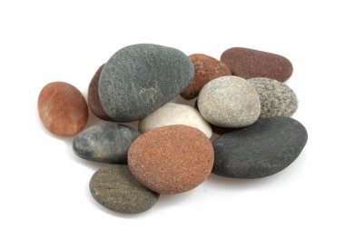 Beyaz arka planda izole edilmiş deniz çakıl taşları.