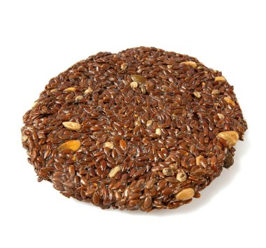 Beyaz zemin üzerinde izole keten tohumu krakerleri