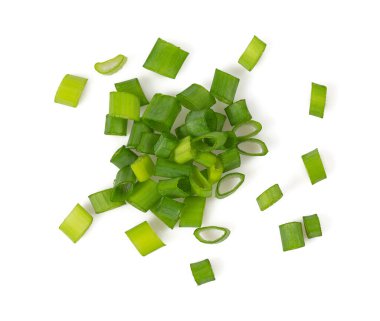 Salata ya da baharat için dilimlenmiş taze soğan beyaz arka planda izole edilmiş, yakın plan.