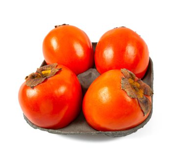 beyaz arkaplanda izole edilmiş olgun persimonlar, yakın plan