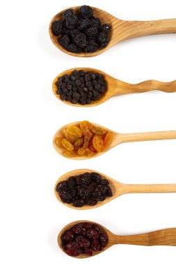 Kurumuş meyveler (erikler, üzümler, kızılcıklar) beyaz arka planda izole edilmiş, üst görünüm