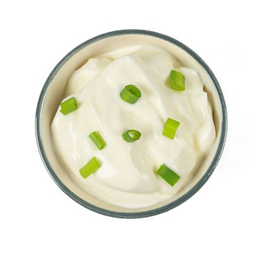 Beyaz arka planda izole edilmiş dilimlenmiş soğanlı ekşi krema.