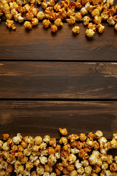 Karamelizovaný Popcorn Hnědém Dřevěném Povrchu Pohled Shora — Stock fotografie
