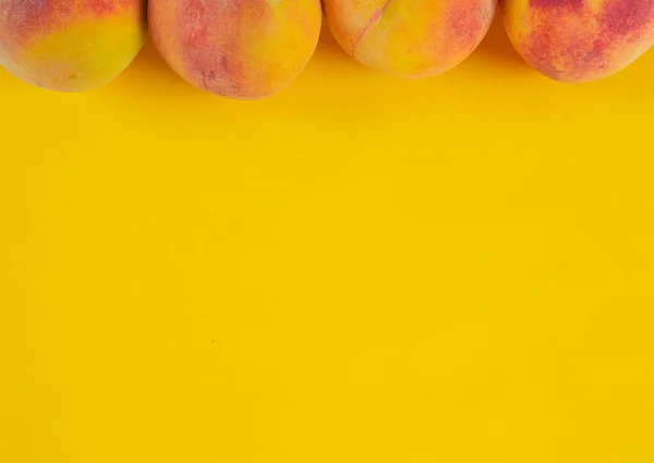 Perziken Gele Papieren Ondergrond — Stockfoto