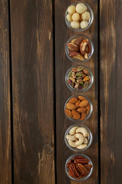 Ahşap yüzeyde çeşitli fındık çeşitleri