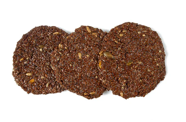 Beyaz zemin üzerinde izole keten tohumu krakerleri