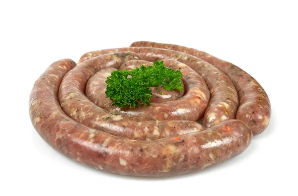 Beyaz arkaplanda soyutlanmış çiğ sosisler