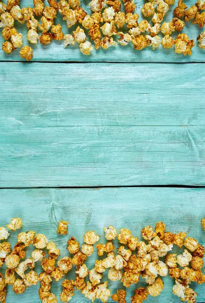 Gekarameliseerde Popcorn Turkoois Houten Oppervlak — Stockfoto