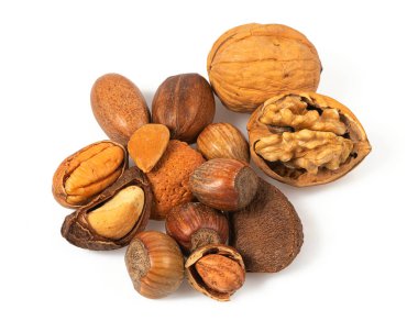 tüm fındıklar beyaz arkaplanda izole