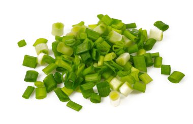 Salata ya da baharat için dilimlenmiş taze soğan beyaz arka planda izole edilmiş, yakın plan.