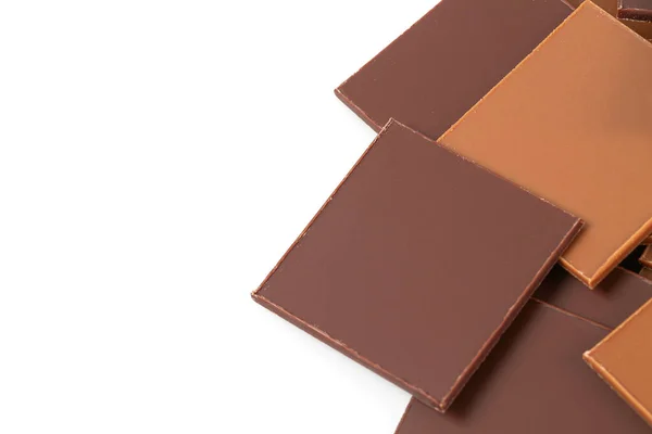 Dünne Scheiben Schokolade Isoliert Auf Weißem Rücken — Stockfoto