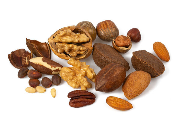 целые орехи изолированы на белом фоне