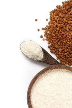 karabuğday unu beyaz arka planda izole edilmiş, üst görünüm