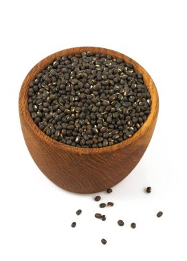 Siyah fasulyeler beyaz arkaplanda izole.