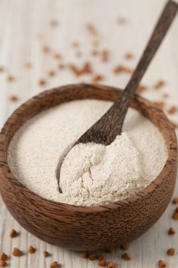 beyaz ahşap yüzeyde karabuğday unu
