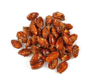 Beyaz arkaplanda izole edilmiş şekerli bademler