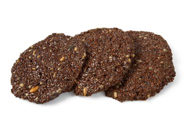 Beyaz zemin üzerinde izole keten tohumu krakerleri