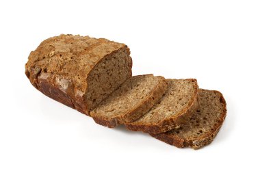 Beyaz arka planda izole edilmiş ev yapımı çavdar ekmeği parçaları