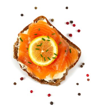 Krem peynir ve somon tostu çavdar ekmeği.