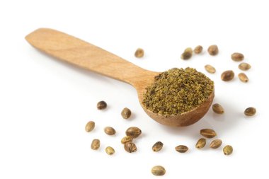 Beyaz arka planda izole edilmiş kenevir tohumu proteini. Sağlıklı yaşam tarzı için alternatif protein.