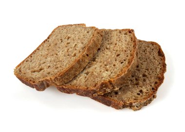 Beyaz arka planda izole edilmiş ev yapımı çavdar ekmeği parçaları