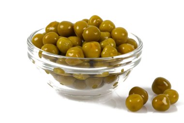 Konserve bezelyeler beyaz arka planda izole edilmiş.