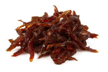 Beyaz arka planda izole edilmiş kurutulmuş somon şeritleri