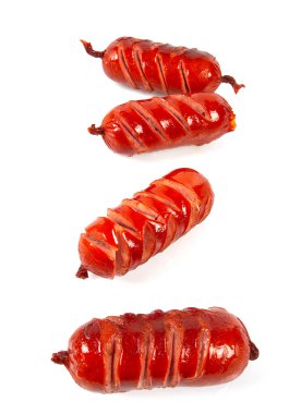 Kızarmış füme sosis, beyaz arka planda izole edilmiş.