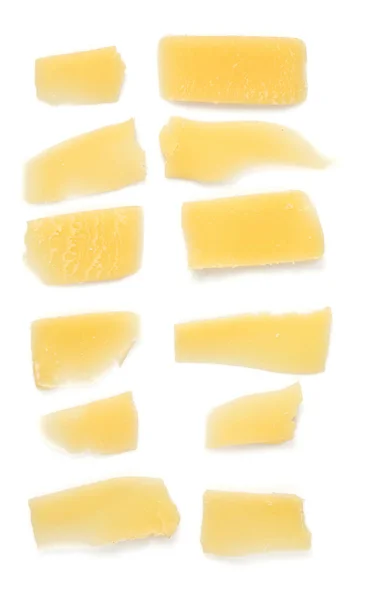 白い背景に隔離された硬いチーズの削り屑トップビュー — ストック写真