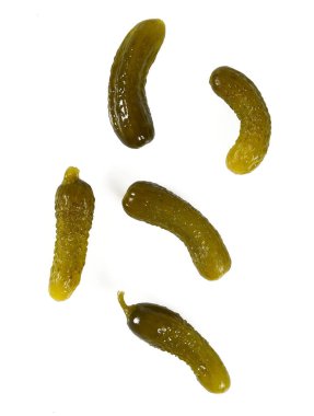 Beyaz arka planda izole edilmiş küçük salatalıklar, üst görünüm