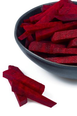 Pancar kökü beyaz arkaplanda izole edildi