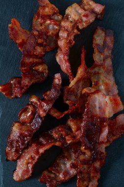 Siyah yüzeyde kızarmış pastırma.