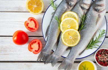 Beyaz ahşap yüzeyde deniz kabuğu