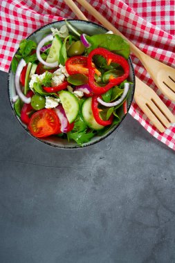 Gri taş yüzeyde Yunan salatası, üst manzara