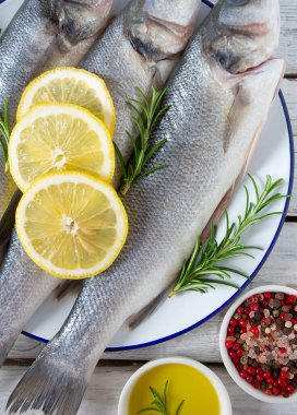 Beyaz ahşap yüzeyde deniz kabuğu