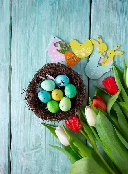 Tulpen Paaseieren Turquoise Houten Ondergrond Bovenaanzicht — Stockfoto