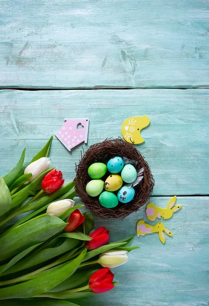 Tulipanes Huevos Pascua Sobre Superficie Madera Turquesa —  Fotos de Stock