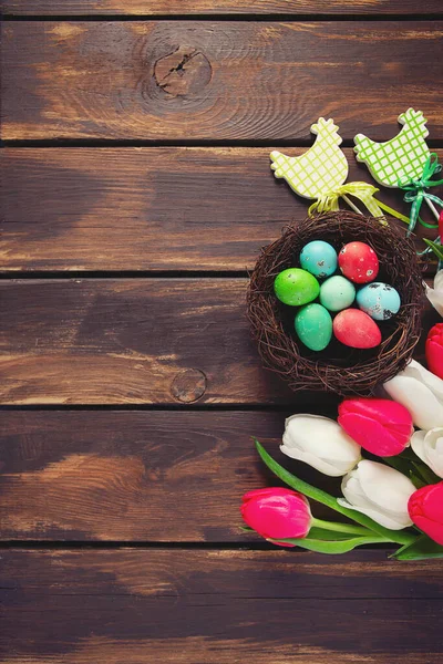 Kleurrijke Tulpen Paaseieren Bruin Houten Oppervlak Paaseieren Ansichtkaart Lege Ruimte — Stockfoto