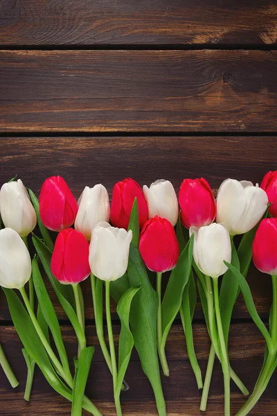 Krásné Barevné Tulipány Hnědém Dřevěném Povrchu Horní Pohled Prázdné Místo — Stock fotografie