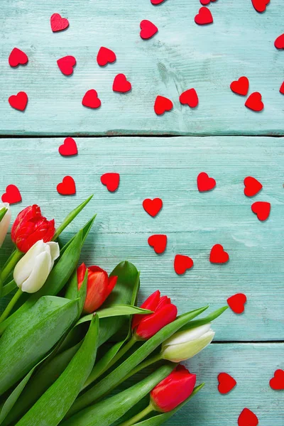 Červené Bílé Tulipány Dřevěná Srdce Tyrkysovém Povrchu Pohled Shora — Stock fotografie