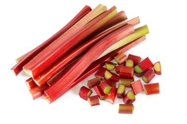 beyaz arka planda izole edilmiş rubarb sapları