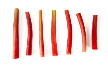 beyaz arka planda izole edilmiş rubarb sapları, üst görünüm