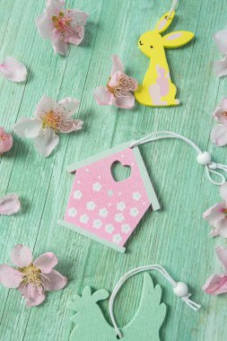 Turkuaz yüzeyinde Paskalya kartpostalı