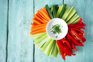 Taze sebze ve yoğurt sosu, üst görünüm ve metin için boş alan