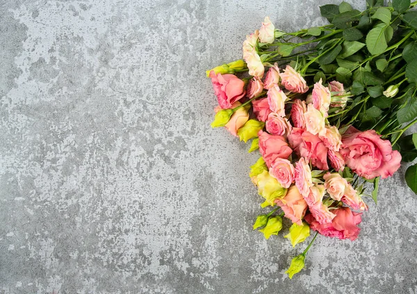 Roze Eustoma Roos Bloemen Stenen Oppervlak — Stockfoto