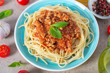 spagetti bolognese domates ve fesleğen ile